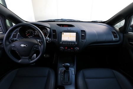Kia Forte bản hatchback 5 cửa thế hệ mới trình làng - 6 Vô-lăng và cần số được bọc da